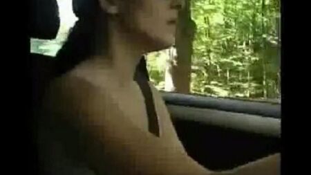 Голая женщина за рулем автомобиля