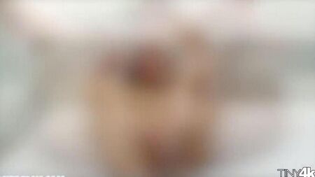 Толстым членом трахает девку с брекетами