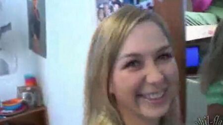 Папа установил скрытую камеру в комнате дочки