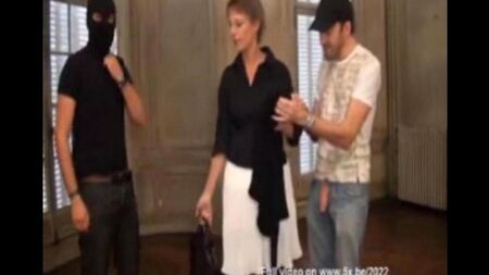 Не против была сделать ему даже минет