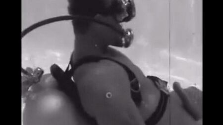 Во время дайвинга сделала аквалангисту минет