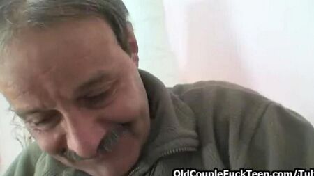 Бабушка с дедушкой трахают внучку