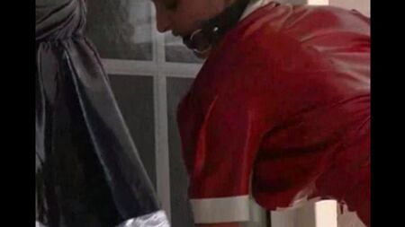 Строгая хозяйка заставляет свою прислугу лизать влагалище