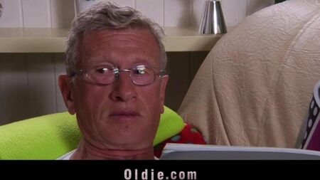 Ее возбуждают старые мужики