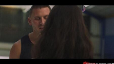 Фанатка трахается с хоккеистом на стадионе