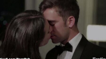 Мужчина делает кунилингус