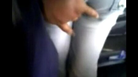 Парень попробовал лапать жопу телки в автобусе