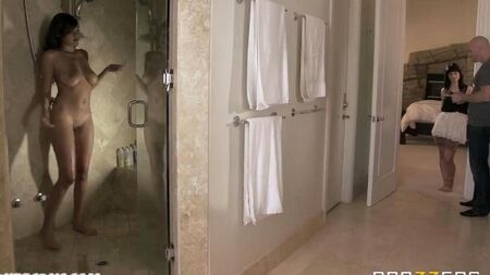 Джонни Синс грубо поимел девушку в спальне