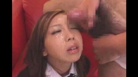 Облитая спермой китаянка улыбается и вместе с тем стонет