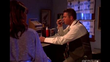 Сексуальная телочка заставляет мужика лизать