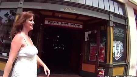 Зрелка показала сиськи на улице и сделала минет