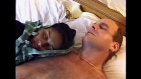 Пьяная негритянка отдалась приезжему