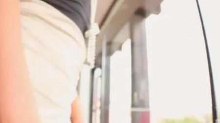 Блонда дрючит письку самотыком на кушетке