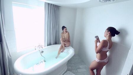 Лесбиянки совместно принимают ванну