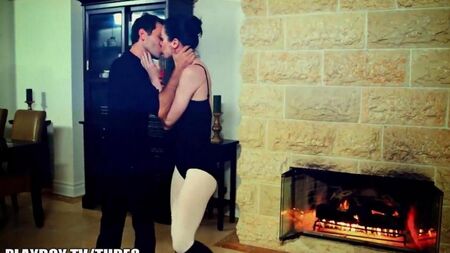 Занимаются сексом возле пылающего камина