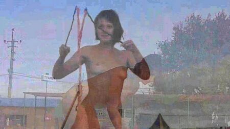 Голая пускает мыльные пузыри