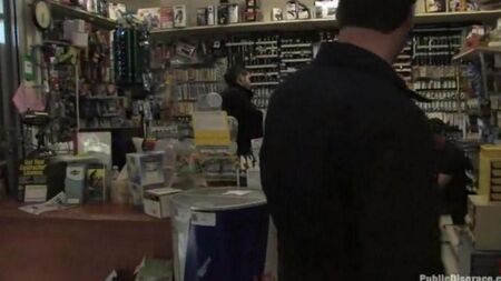 Девушку жестко трахнули в магазине