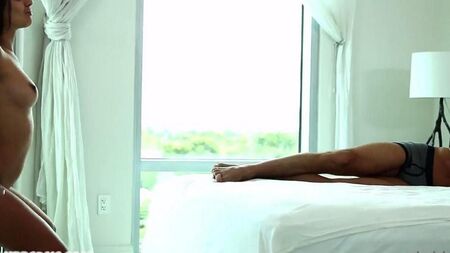 Испытывает боль во время утреннего анала