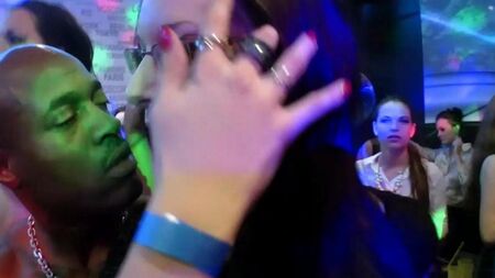 Бабы публично трахают стриптизеров