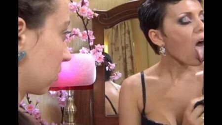 Мама учит русскую дочь в инцесте делать минет