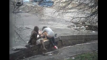 Парень заснял секс на улице