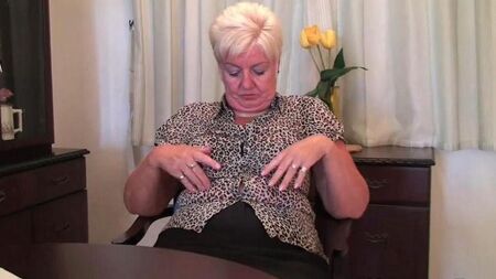 Старуха раздевается перед камерой и достает самотыки