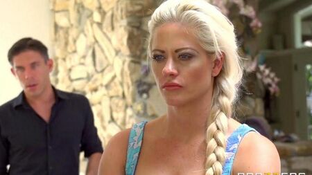 Jasmine Jae трахнута в рот и анал большим членом