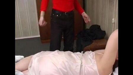 Два сына разбудили спящую маму для инцеста