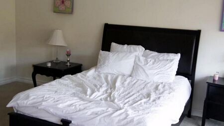 Нежный секс двух блондинок в спальне