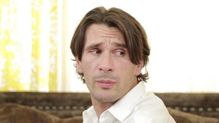 Молодая брюнетка и взрослый мужик