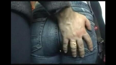 Лапает телку в автобусе уже не первый раз