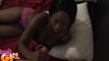 Разбудил негритянку и заставил сосать член