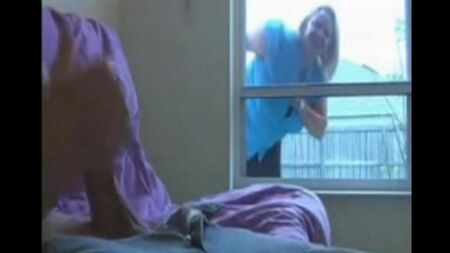 Женщина подглядывает за тем, как мужчина сидит в палате и дрочит член