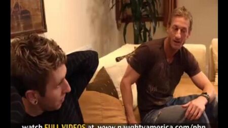 Сестра голая позирует, а брат все снимает