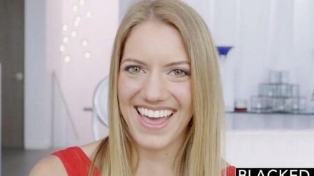 Длинный хуй негра входит в каждую дырочку блонды