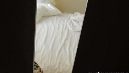 Брат заглядывает между ног спящей сестры