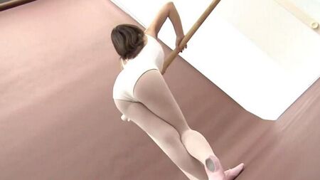 Подсмотрели в раздевалке за балериной и сняли на камеру