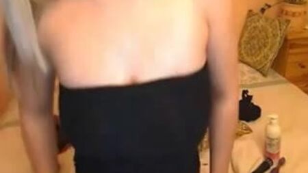 Blonde slut puts on a show in cam