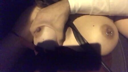 Uber sortudo pegando no peitos com piersing da passageira