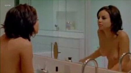 Atriz gostosa da globo pelada enquanto faz xixi