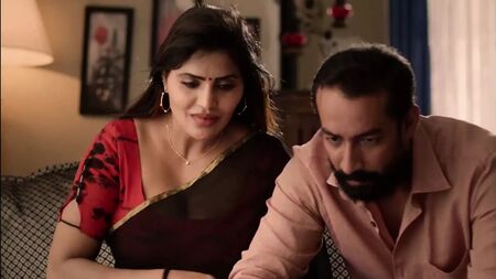 Hot, Sexy, Homely Aunty Seduced Her Boyfriend With Her Boobs