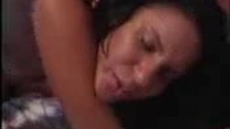 moreninha linda dando o cuzinho KC