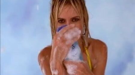 Heidi Klum shampoo bottle fun