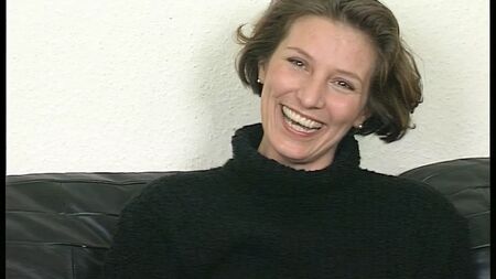 Auf der Pornocouch erst mal richtig gefickt