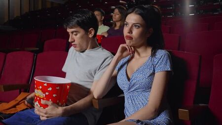 Другого места потрахаться не нашлось, кроме как в кинотеатре