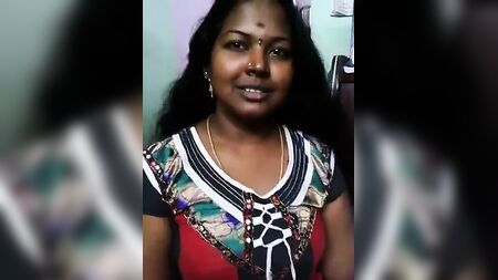 Chennai aunty shoowing her hot body with tamil audio
