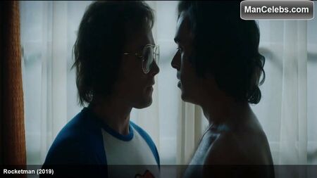 Richard Madden shows sexy body