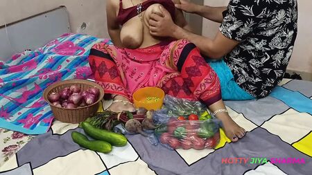 XXX Bhojpuri Bhabhi, while selling vegetables, showing off her fat nipples, got chuckled by the customer!