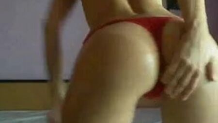 Amateur shaking her ass