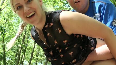 Наконец то меня трахают, как же это классно!